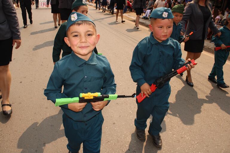 Los pequeños desfilaron con honor y patriotismo.