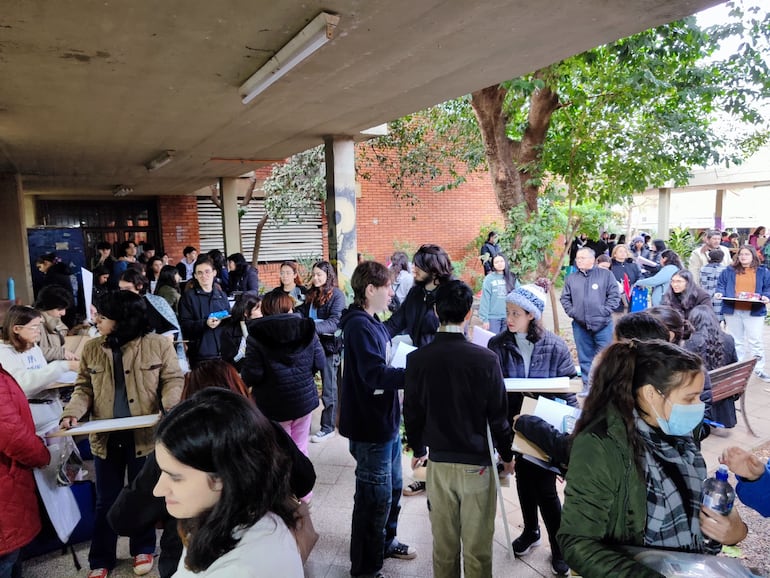 Aspirantes para las carrera de diseño industrial y arquitectura se presentan a rendir este sábado.