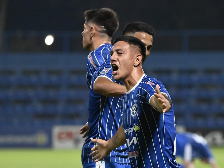 Lisandro Cabrera, jugador de Sol de América, celebra un gol en el partido frente a General Caballero de Juan León Mallorquín por la tercera fecha del torneo Clausura 2024 del fútbol paraguayo en el estadio Luis Alfonso Giagni, en Villa Elisa.