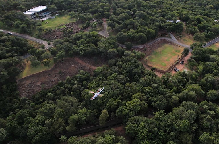 Vista aérea del helicóptero de la FAP partiendo de la lujosa mansión de Santiago Peña, en San Bernardino. En el extremo izquierdo se observa la ostentosa edificación y, a la derecha, la cancha que utiliza como helipuerto. Foto: ABC Color. 