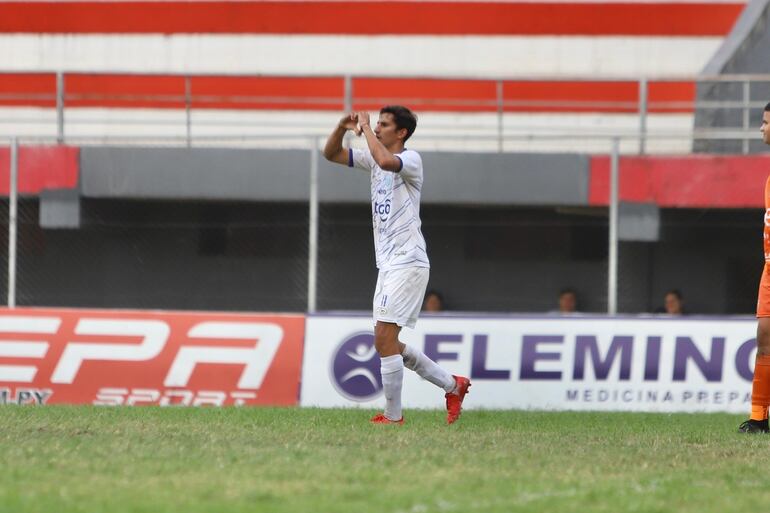 Juan Jesús Alfonso celebra uno de los tres tantos que marcó ayer en el triunfo de Oriental sobre Valois Rivarola. (Foto: APF)