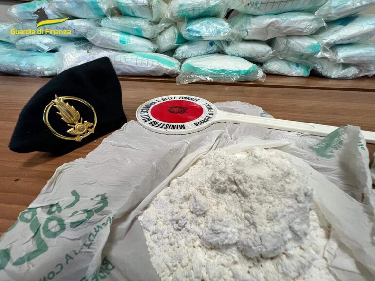 Dos destacados narcotraficantes italianos vinculados a la 'Ndrangheta, la poderosa mafia de Calabria (sur de Italia), han sido extraditados desde España, tras ser detenidos en Paraguay en julio pasado, más de un mes después de huir de Italia, informaron este martes las autoridades. 