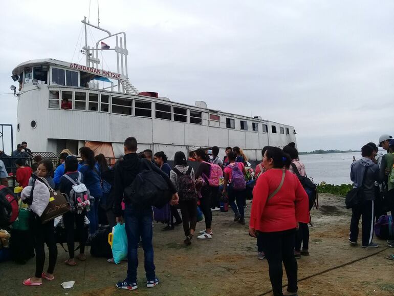 Pobladores de Bahía Negra prestos para viajar en la embarcación Aquidabán, cuando aún se encontraba en servicio, lo que ayudaba a evitar el aislamiento.