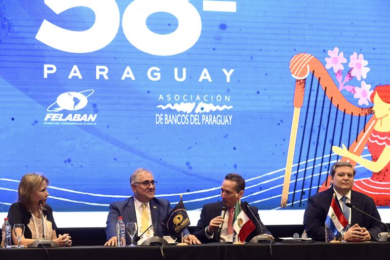 Liz Cramer de Asoban, Giorgio Trettenero Castro (secretario general de Felaban), Daniel Becker Feldman (presidente de Felaban) y Osvaldo Serafini titular de Asoban