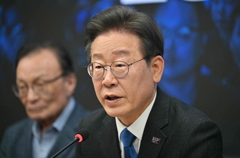El líder opositor del Partido Demócrata coreano, Lee Jae-myung, habla durante una conferencia al término de las elecciones legislativas. 