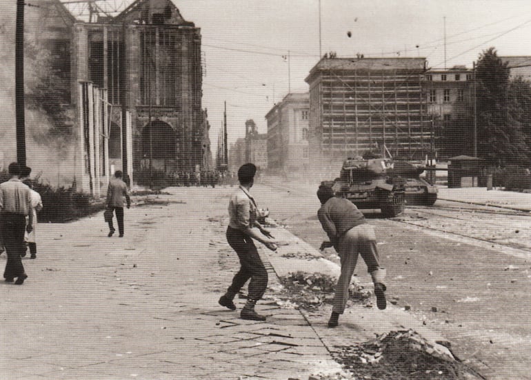 Berlín, 17 de junio de 1953. Dos jóvenes arrojan piedras contra los tanques soviéticos (Foto: Odd Andersen).