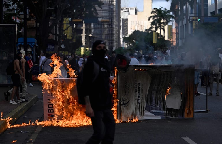 Caracas: barricadas y fuego en protesta contra el gobierno venezolano, 29 de julio de 2024 (Foto: Juan Barreto / AFP)