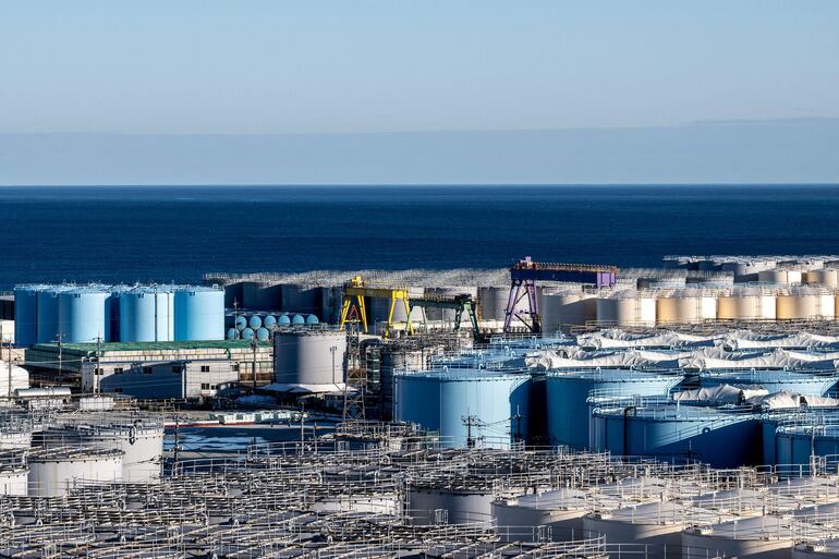 Tanques de agua contaminada en la central nuclear Fukushima Daiichi.