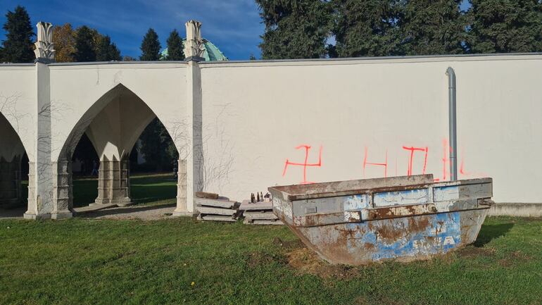 Una muralla blanca sobre la que se pinto una esvástica y el nombre de Hitler.