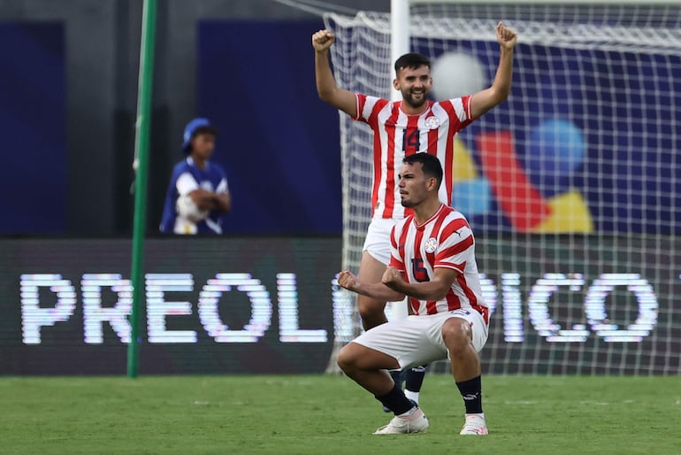 Fernando Román (atrás) y Fabrizio Peralta, jugadores de la selección paraguaya, celebran la victoria sobre Brasil en un partido del Preolímpico Sub 23 Venezuela 2024 en el estadio Nacional Brígido Iriarte, en Caracas, Venezuela.