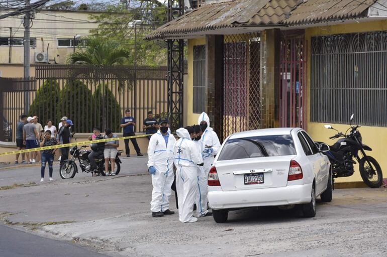 Integrantes de la policía Honduras examinan una escena de crimen. La titular del Comisionado Nacional de los Derechos Humanos en Honduras (Conadeh), Blanca Izaguirre, pidió este domingo a las autoridades de seguridad detener “la ola de masacres” que desangra al país, con casi 300 personas muertas en 68 matanzas desde diciembre de 2022, cuando se impuso un estado de excepción. Imagen ilustrativa.