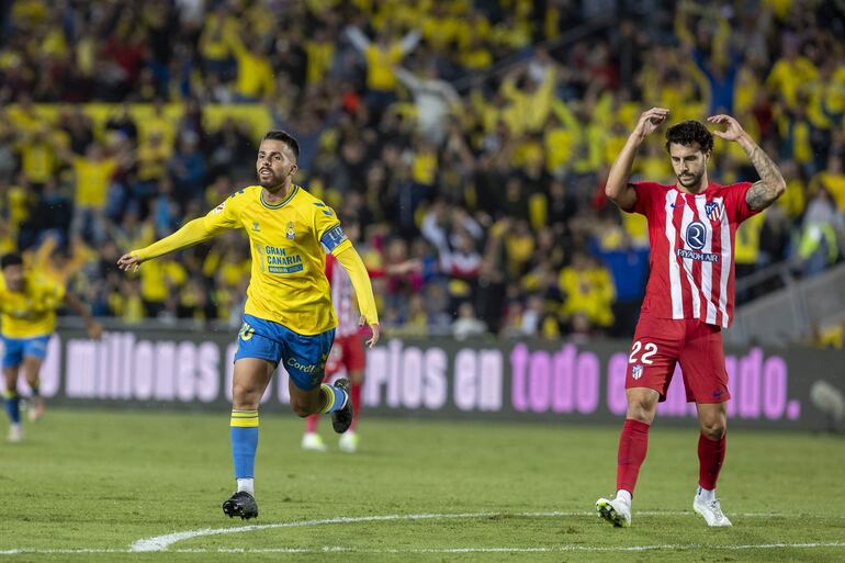 LAS PALMAS DE GRAN CANARIA, 03/11/2023.-El centrocampista de la UD Las Palmas Kirian (i) celebra su gol durante el partido de la jornada 12 de Liga de Primera División disputado este viernes en el estadio Gran Canaria.- EFE/Quique Curbelo
