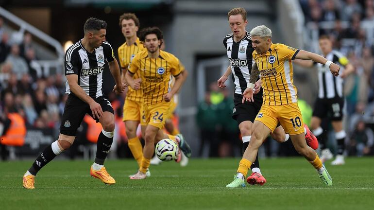 Julio Enciso patea el balón ante la marca de Fabián Schär, capitán del Newcastle, durante el partido que Brighton ganó ayer 1-0.