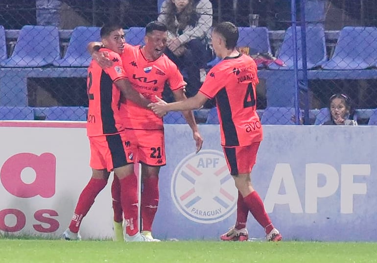 Francisco Morel y Juan Luis Alfaro llegan para festejar con Fabián Franco  el segundo gol de la academia.