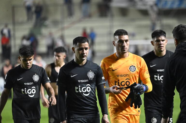 Los jugadores de Olimpia dejan el campo de juego al finalizar el primer tiempo del partido frente a Nacional por la décima fecha del torneo Clausura 2024 del fútbol paraguayo en el estadio Arsenio Erico, en Asunción.