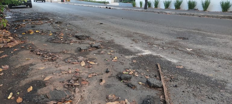 La calle Alfredo Seiferheld del barrio Tembetary se encuentra en ruinas.