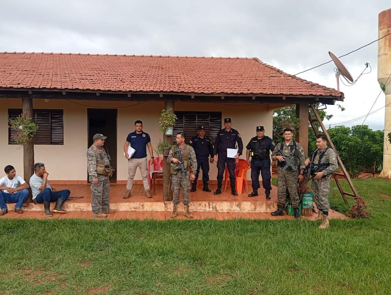 Efectivos policiales toman intervención tras el violento robo perpetrado por un grupo de personas armadas en la estancia María Auxiliadora, propiedad de la familia Acevedo.