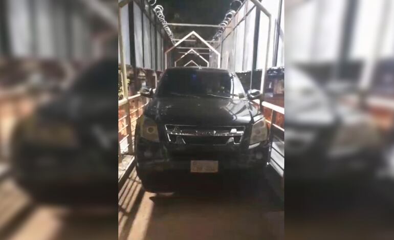 La camioneta quedó atascada en medio del viaducto peatonal, sobre al ruta PY02, en CIudad del Este.