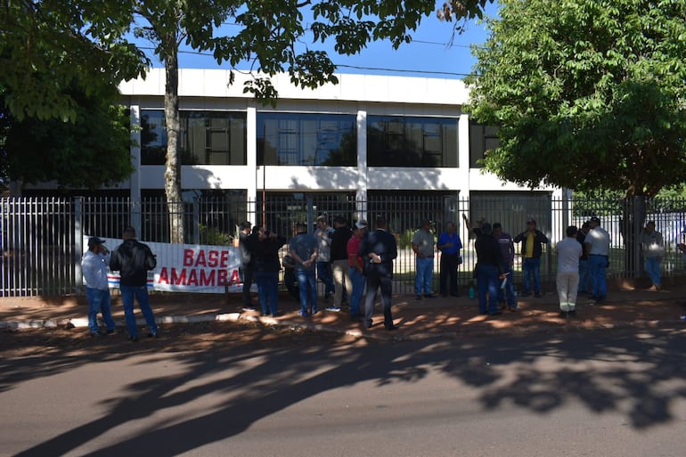 Sigue la manifestación de funcionarios de la Administración Nacional de Electricidad (ANDE).