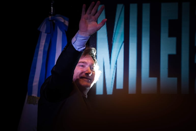 BUENOS AIRES (ARGENTINA), 19/11/2023.- El presidente electo de Argentina, Javier Milei, saluda a los cientos de simpatizantes concentrados para escuchar su discurso. EFE/ Juan Ignacio Roncoroni