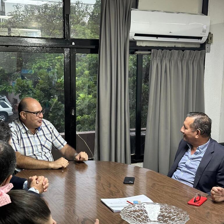 El director del Abasto, Carlos García, con el jefe del  Senave, Pastor Soria.