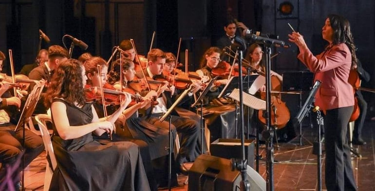 La Orquesta Sinfónica de Fernando de la Mora (OSIF), dirigida por Alejandra Velázquez.