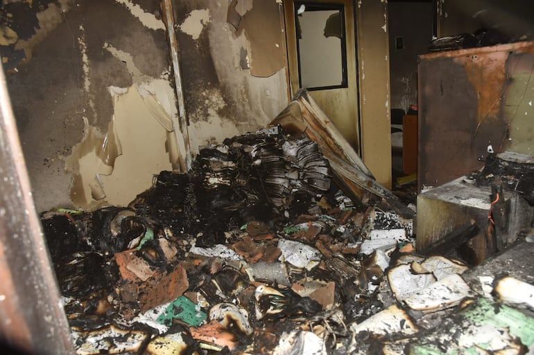 En la oficina del Fonavis se registró un incendio que afectó a centenares de documentos, siniestro que se registra en medio de una serie de críticas a la gestión del ministro Dany Durand.