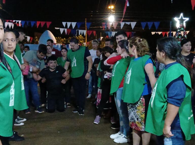 Un devoto de la Virgen llega de rodillas hasta la parroquia Nuestra Señora de Caacupé de Ciudad del Este.