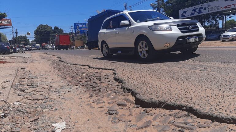 En el km 20 del compañía de Posta Yvycuá de Capiatá el pavimento se encuentra totalmente deteriorado.