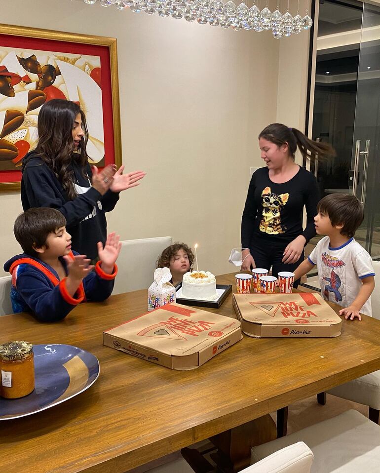 Cristina "Vita" Aranda con sus tres niños Elías, Emmanuel y Piero. (Instagram/Iván Torres)