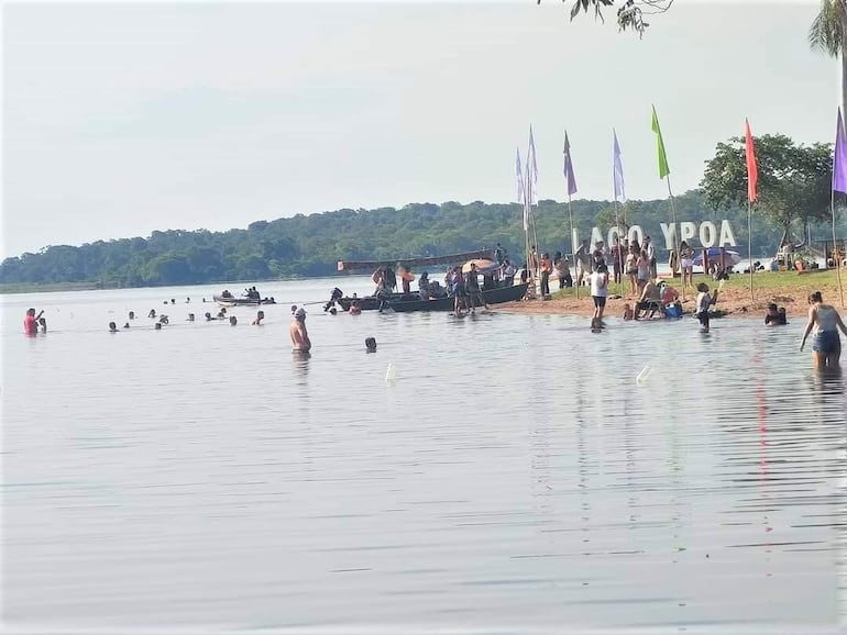 El lago Ypoá es una reserva natural muy concurrido en época veraniega en el distrito de Quiindy.