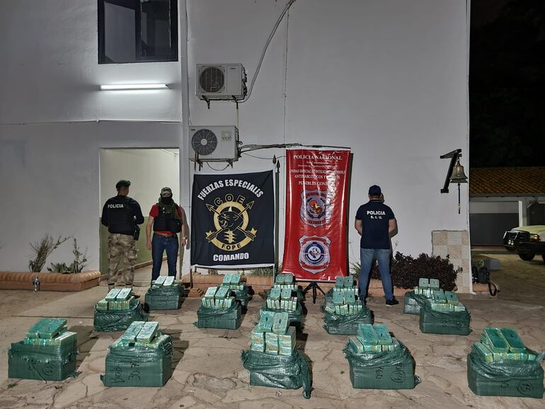 Agentes policiales que participaron del operativo, ubican los 450 panes de cocaína tras constatar que la sustancia incautada alcanzó un peso de 461,76 kilogramos.