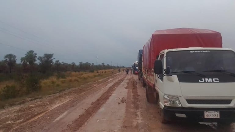 Más de 200 vehículos están varados en el tramo.
