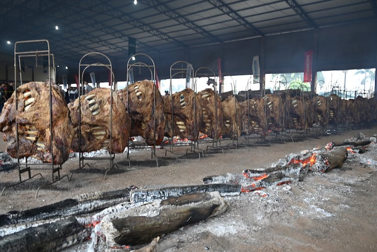 Una explosión de sabor se vivió durante la vigésima edición de la Fiesta de la Costilla de Naranjal que se realizó este domingo, en Alto Paraná. Unas 7.000 personas se congregaron para disfrutar de unos 6.000 kilos de asado a las brasas. La recaudación será destinada para mejorar instituciones educativas y de asistencia médica.