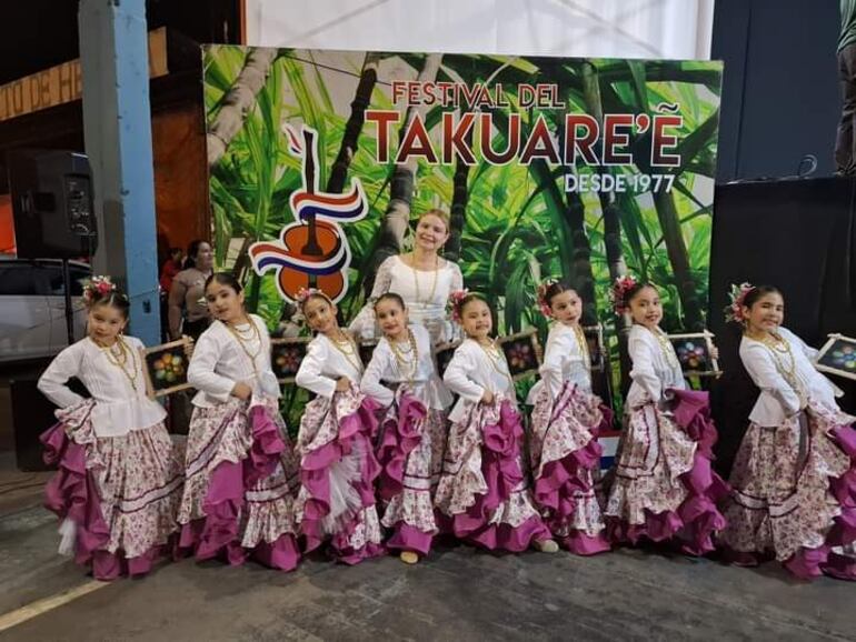 Taller de danzas de la escuela parroquial de la directora Viviana Vaesken.