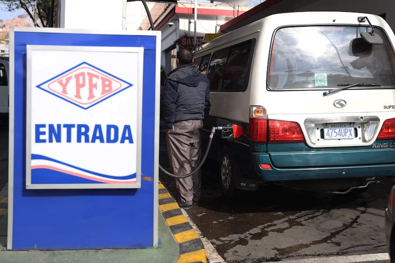 Un hombre carga combustible en una estación de servicio este miércoles, en La Paz (Bolivia). El centro de Bolivia lleva días con bloqueos por la protesta de seguidores del expresidente Evo Morales (2006-2019) que exigen que se retire una investigación en su contra por un caso de trata personas y estupro que él considera que es una persecución política.