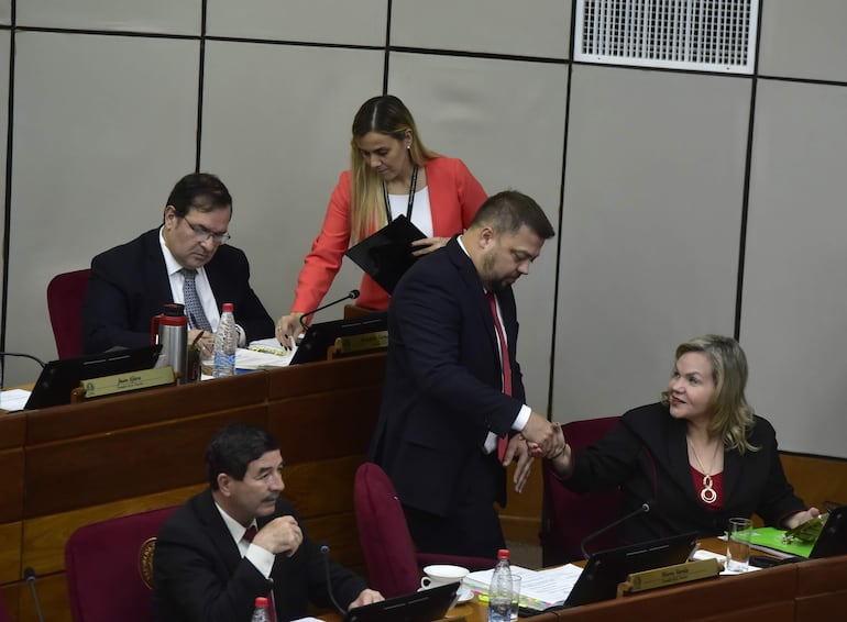 El senador Colym Soroka, líder de la bancada "Bernardino Caballero" conversa con la senadora Lilian Samaniego, lideresa de la Bancada Colorada Independiente, en la sala de sesiones del Senado.