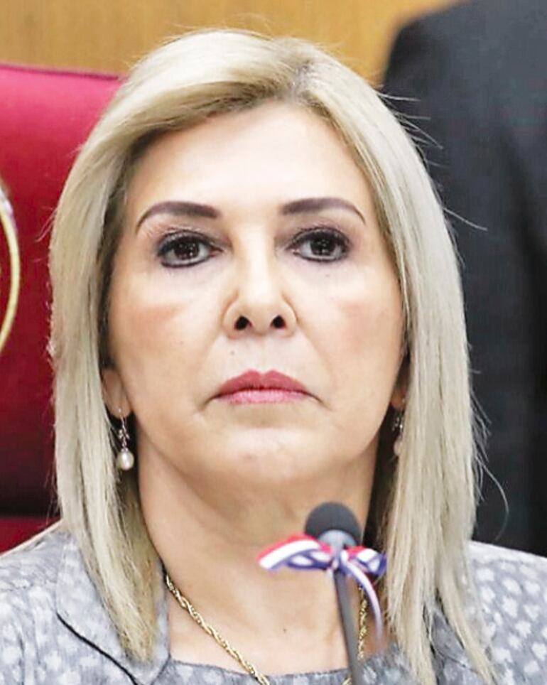 Hermelinda Alvarenga (PLRA), senadora. Expresa que hay menos carreras.