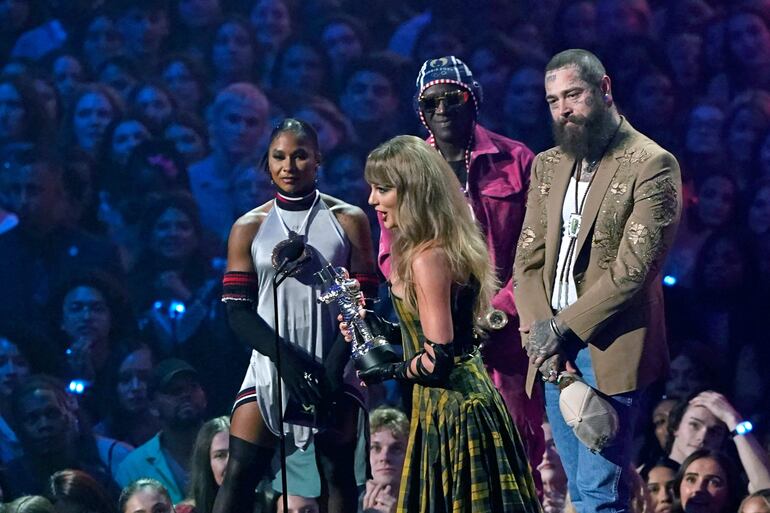 Taylor Swift baila con Karol G, el beso “alien” de Sabrina Carpenter y otros momentazos de los VMA’s