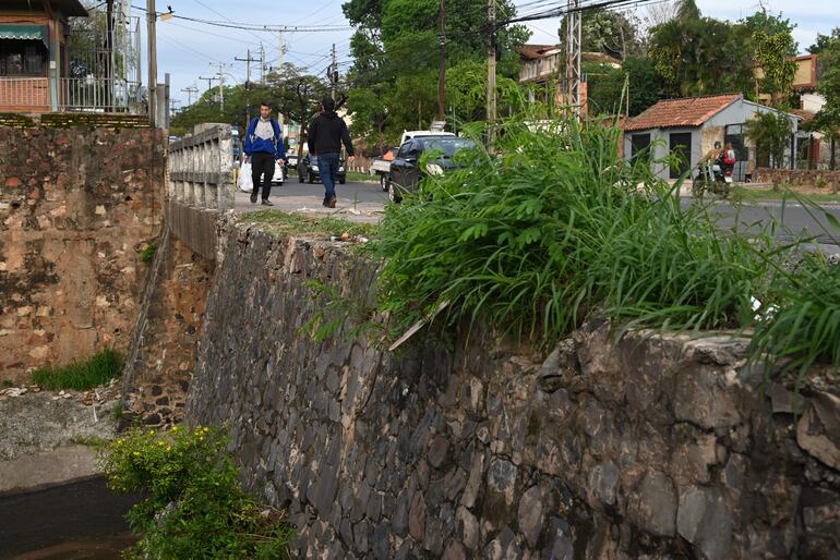 Sobre Artigas, el paso sobre el arroyo Mburicao no tiene baranda de protección.