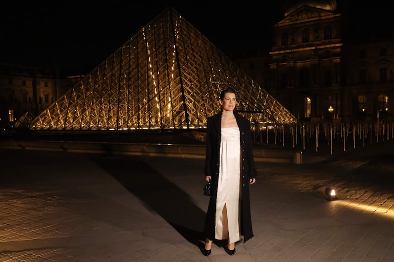 Charlotte Casiraghi tampoco se perdió 'Le Grand Diner du Louvre' en el Louvre Museum de París, Francia. (EFE/EPA/TERESA SUAREZ)
