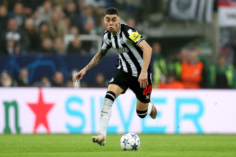 El paraguayo Miguel Almirón, jugador del Newcastle, en un partido frente al Borussia Dortmund por la Champions League.