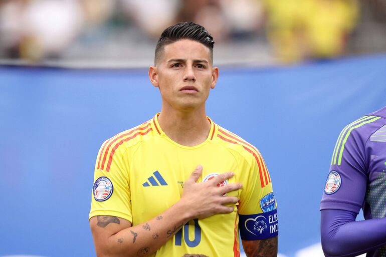 El mediocampista colombiano #10 James Rodríguez se alinea para escuchar el himno nacional antes del partido de fútbol de cuartos de final del torneo Conmebol Copa América 2024 entre Colombia y Panamá en el State Farm Stadium en Glendale, Arizona, el 6 de julio de 2024.