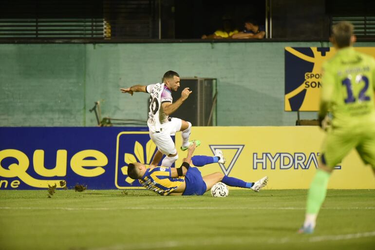 Antonio Bareiro (i), futbolista de Libertad, pelean por el balón en un partido frente a Sportivo Luqueño por al décimo tercera jornada del torneo Apertura 2024 del fútbol paraguayo en el estadio Feliciano Cáceres, en Luque, Paraguay.