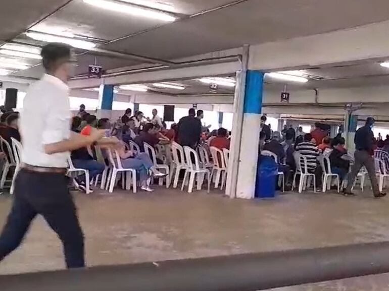 Los hinchas de Cerro Porteño en la Asamblea Ordinaria en La Nueva Olla.