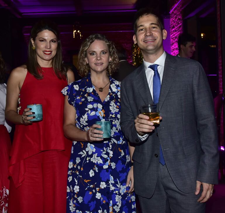 Leticia Ayala, Vivi Escobar y Elías Saba.