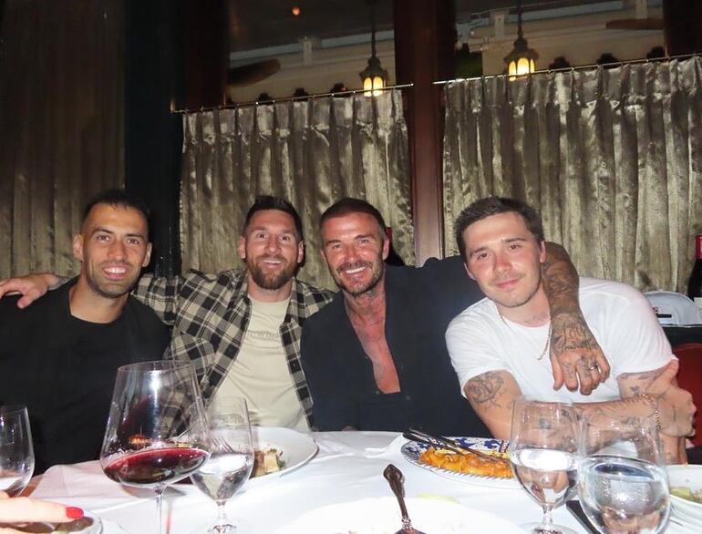 Sergio Busquets, Leo Messi, David y Brooklyn  Beckham acompañaron a sus esposas. (Instagram/Victoria Beckham)