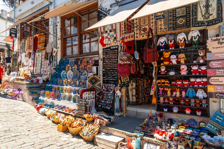 Tienda de souvenirs en Gjirokastër.