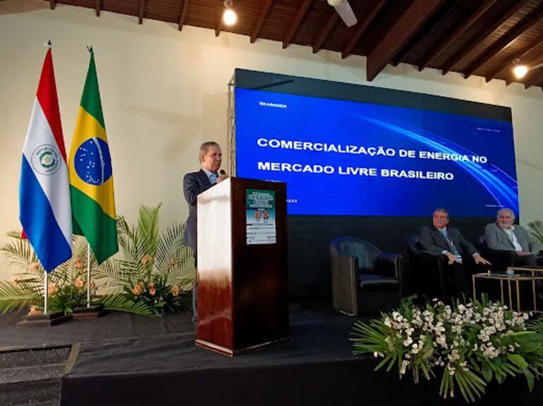 Walfrido Avila, presidente de Tradener, durante su exposición. También participaron del foro Guilherme Avila, Ceo de Tradener y el presidente del Centro Paraguayo de Ingenieros (CPI), Amílcar Troche.