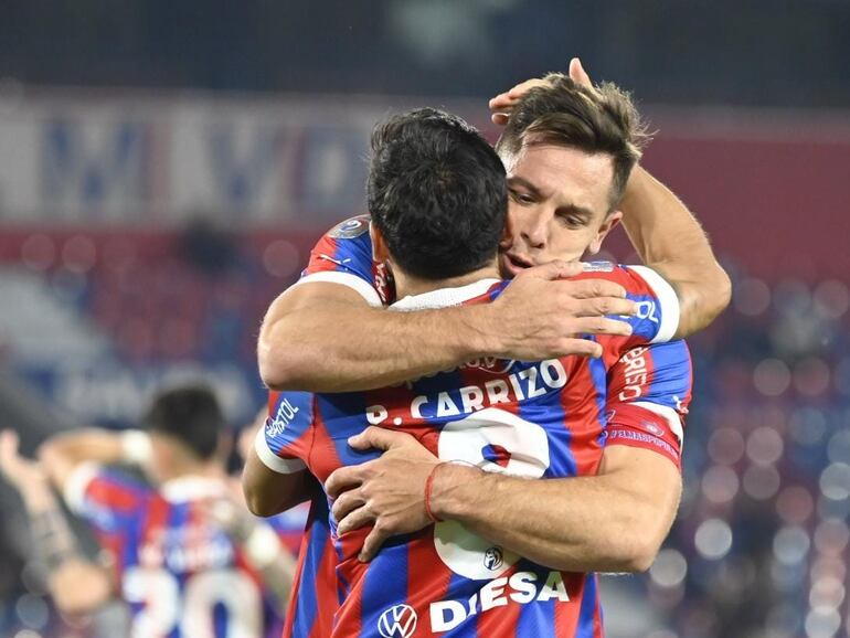 El argentino Diego Churín, futbolista de Cerro Porteño, festeja un gol en el partido frente a Nacional por la octava fecha del torneo Clausura 2024 del fútbol paraguayo en el estadio La Nueva Olla, en Asunción.